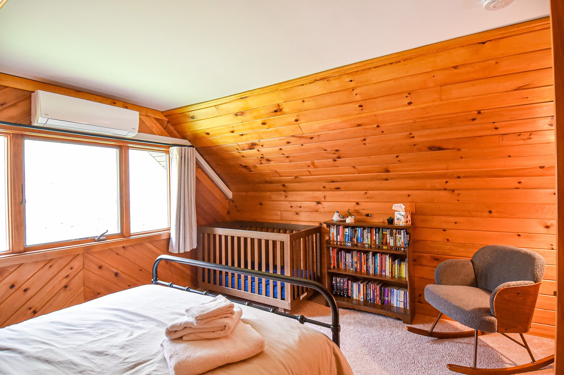Upstairs Bedroom — Queen