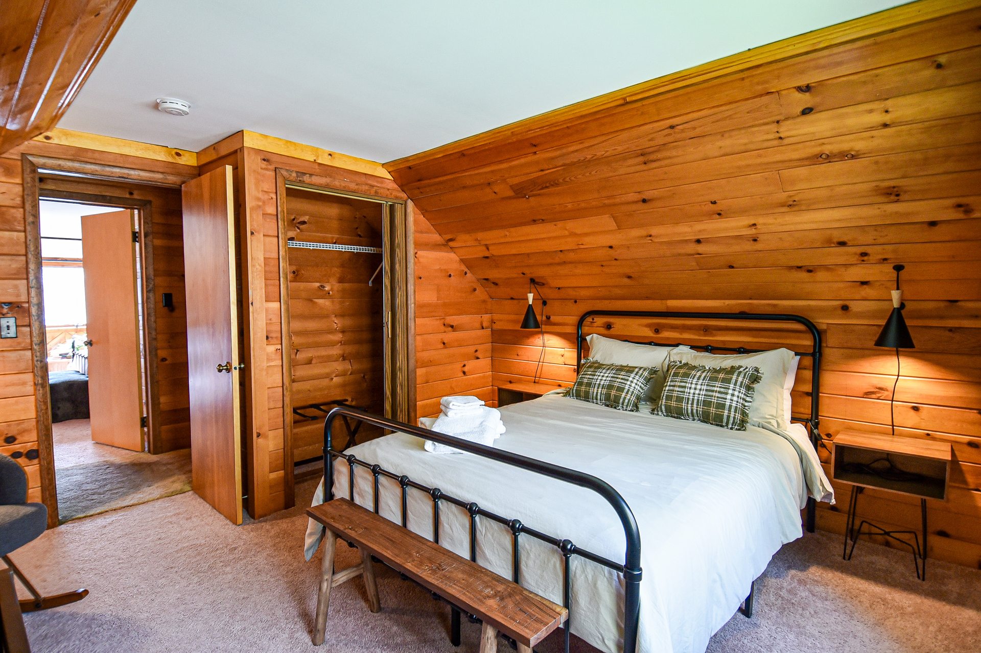 Upstairs Bedroom — Queen