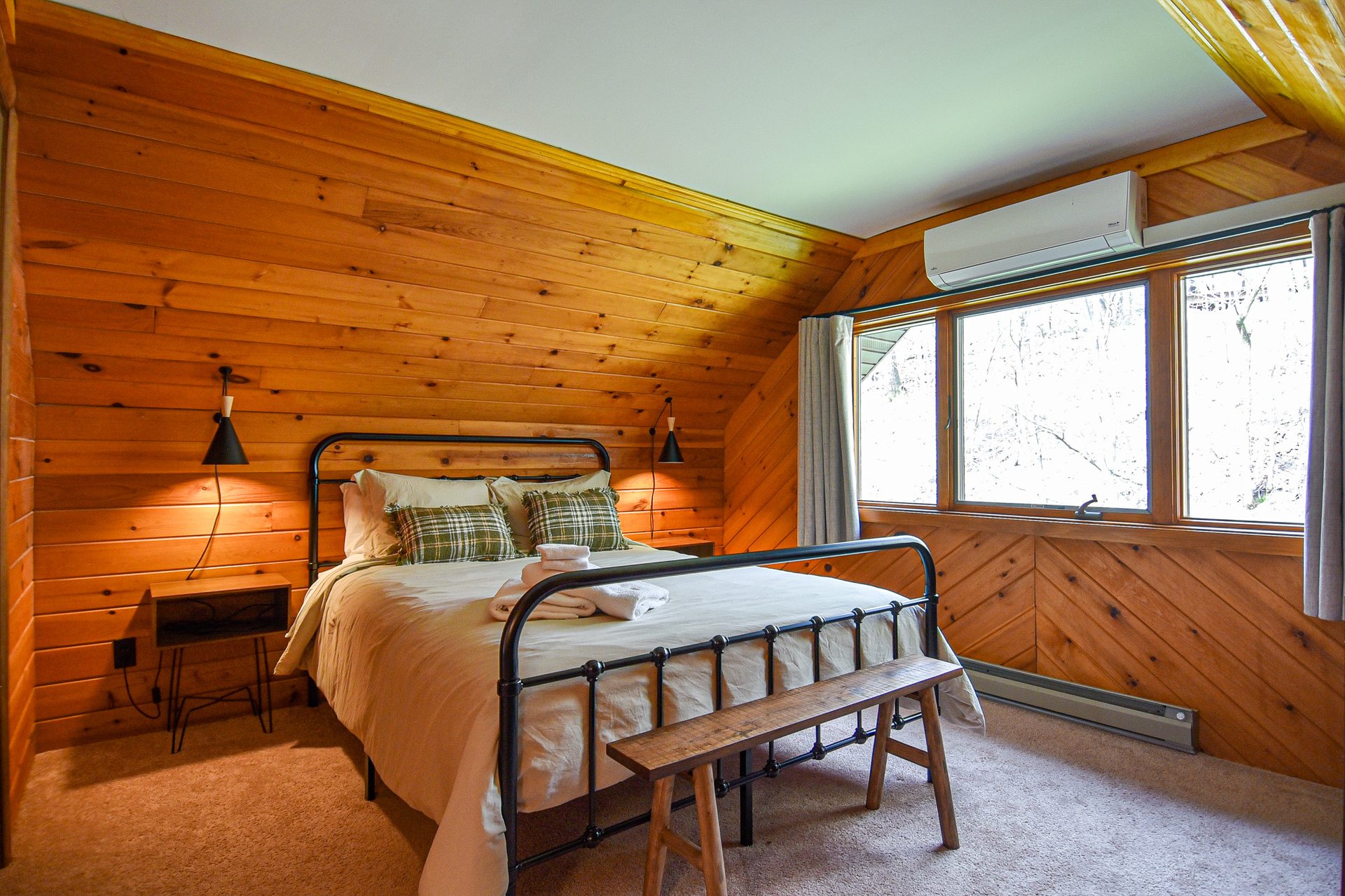 Upstairs Bedroom — Queen